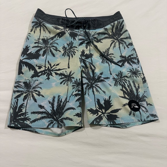 Quiksilver boys boardshorts size 12 in excellent condition. - Picture 1 of 3